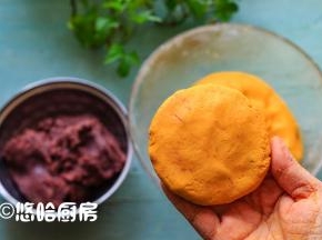 用手抓一块面团，捏成圆形，包入适量的豆沙馅，捏紧收口，再压扁成小饼状。