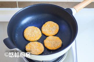 起锅放入少许的植物油，小饼放入白芝麻里2面沾一下，没有芝麻可以不用，小饼放入锅里小火煎。用不粘锅不用放太多的油，一点点就行，全程一定要小火的。