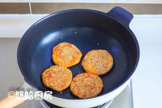 一面煎黄后翻面，煎至2面黄即可出锅。2面都煎熟用不了5分钟，很快的。