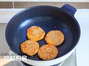 一面煎黄后翻面，煎至2面黄即可出锅。2面都煎熟用不了5分钟，很快的。