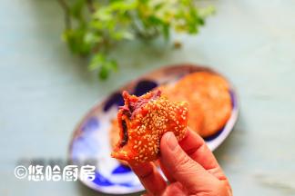 趁热吃，软软糯糯的，面里没有放糖，也能吃出一点点的甜味，南瓜自带甜味哦。