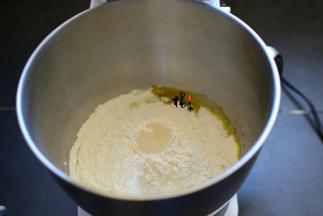 厨师机中加鸡蛋、牛奶、盐、白糖、高筋面粉、酵母、玉米油，启动厨师机，搅拌30分钟