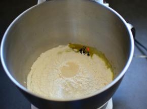 厨师机中加鸡蛋、牛奶、盐、白糖、高筋面粉、酵母、玉米油，启动厨师机，搅拌30分钟