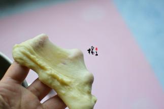 揉出手套膜，即取出一个小面团，慢慢拉伸，能拉出一个薄薄的膜，把面团整理好，用保鲜膜把厨师机内桶包好，放在温暖处，发酵到原面团的二倍大