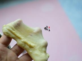 揉出手套膜，即取出一个小面团，慢慢拉伸，能拉出一个薄薄的膜，把面团整理好，用保鲜膜把厨师机内桶包好，放在温暖处，发酵到原面团的二倍大