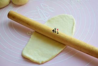 取出一个小面团，擀成长条状