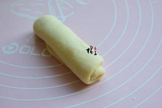 然后从一边卷起来