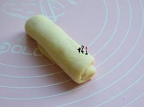 然后从一边卷起来