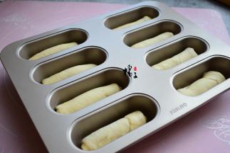 把卷好的面团，放在模具中，如果模具不粘的话，模具中不用刷油，如果模具容易粘的话，就刷点软化的黄油