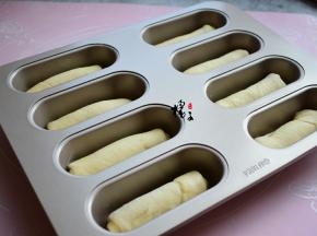 把卷好的面团，放在模具中，如果模具不粘的话，模具中不用刷油，如果模具容易粘的话，就刷点软化的黄油