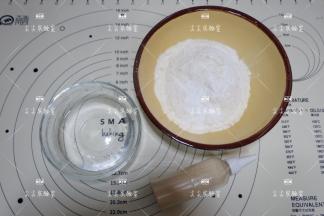 准备食材，面粉、泡打粉、白糖混合备用