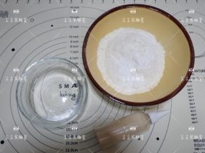 准备食材，面粉、泡打粉、白糖混合备用