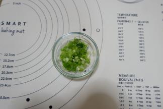 这时候去切葱花，正好让面团稍稍松弛一下
