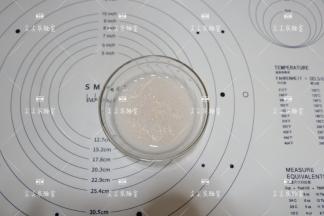用温水将酵母搅拌至融化做成酵母液
