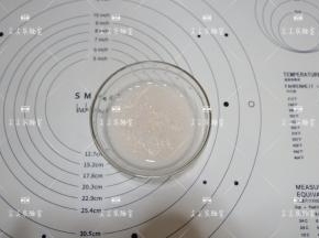 用温水将酵母搅拌至融化做成酵母液
