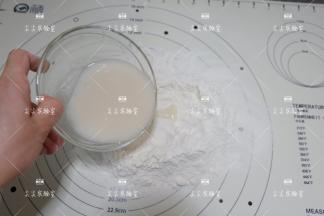 将酵母液慢慢的倒入与面粉混合抓匀成面絮