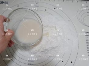 将酵母液慢慢的倒入与面粉混合抓匀成面絮