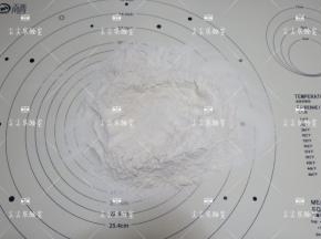 面粉混合物倒在面板上，中间挖一个窝