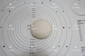 然后揉成光滑的面团，盖上保鲜膜备用