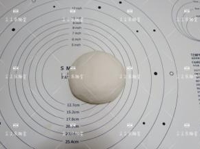 然后揉成光滑的面团，盖上保鲜膜备用