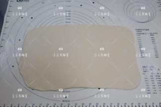将面团取出，擀开成长方形面片，0.3cm厚