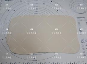 将面团取出，擀开成长方形面片，0.3cm厚