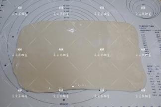 均匀的涂抹上色拉油