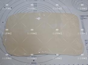 均匀的涂抹上色拉油