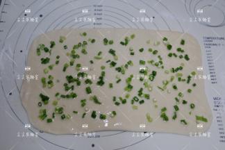 表面撒少许盐，在均匀的铺好葱花