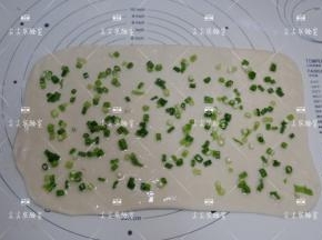 表面撒少许盐，在均匀的铺好葱花