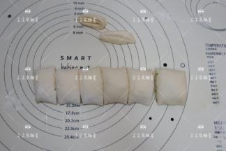 卷好，将两头不规整的切掉一点，剩余的均切成6份
