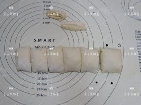 卷好，将两头不规整的切掉一点，剩余的均切成6份