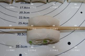 取一个，用筷子从中心处压下去