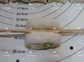 取一个，用筷子从中心处压下去