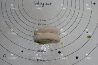 用手指顶着中心处，将两头弯下去捏紧即可。
