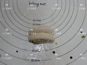 用手指顶着中心处，将两头弯下去捏紧即可。