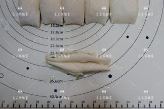 用手捏住两头，然后拉长