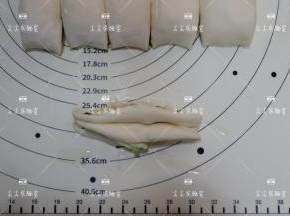 用手捏住两头，然后拉长