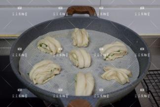 放温暖处发酵至1.5倍大，冷水直接上锅蒸，10分钟左右即可。
