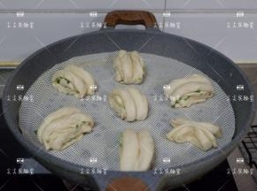 放温暖处发酵至1.5倍大，冷水直接上锅蒸，10分钟左右即可。