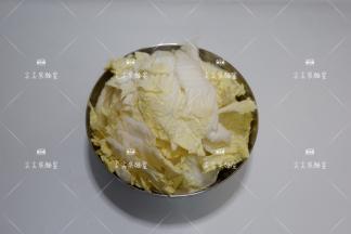大白菜洗净撕成大片，或者斜刀切成大片