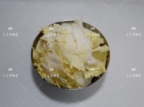 大白菜洗净撕成大片，或者斜刀切成大片