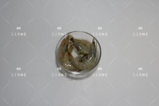 虾去虾线，剪掉虾须虾脚洗净备用