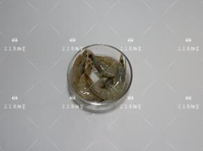 虾去虾线，剪掉虾须虾脚洗净备用