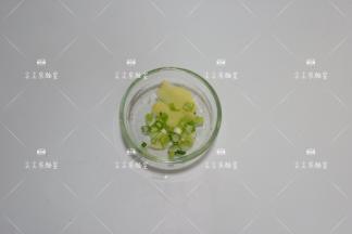 姜去皮切片，葱切葱花