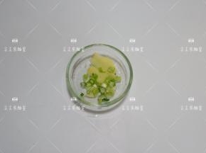 姜去皮切片，葱切葱花