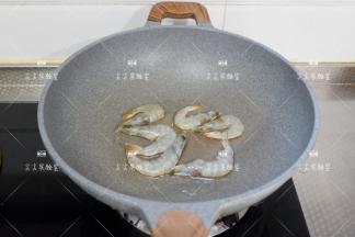 起锅热油，先放入虾煎炒出虾油，用锅铲压一压虾头就会炒出红油