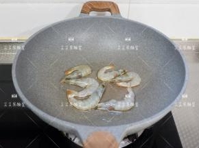 起锅热油，先放入虾煎炒出虾油，用锅铲压一压虾头就会炒出红油