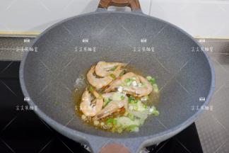 然后加入葱姜炒出香味