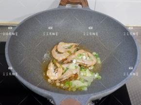 然后加入葱姜炒出香味